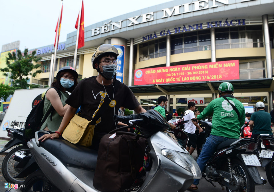 Tàu hỏa, xe khách chật cứng hành khách trở lại thành phố sau nghỉ lễ
